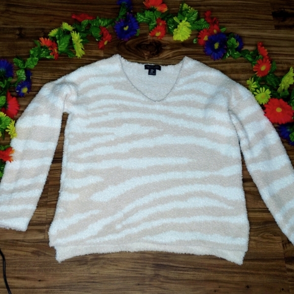 Rachel Zoe Sweater. LA/NY #134 - Picture 5 of 9